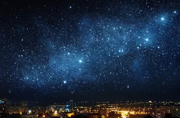 Fototapeten Stadtlandschaft in der Nähe mit Himmel voller Sterne. Elemente dieses von der NASA bereitgestellten Bildes. © Tryfonov