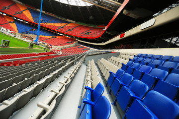 Obraz premium Stadion piłkarski bez widzów, puste trybuny