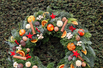 bunter weihnachtlicher dekokranz