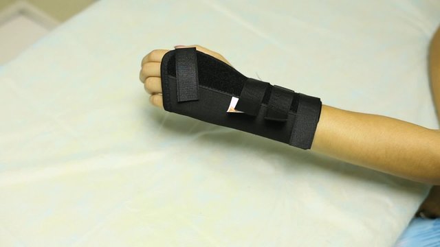 splints on his arm
