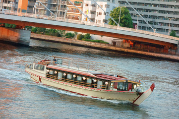 Fototapeta premium 運河,河川を航行する遊覧船