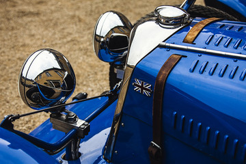 Lampen eines blauen Oldtimers