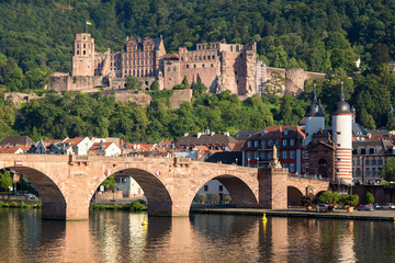 Heidelberger Schloss und Alte Brücke im Sommer