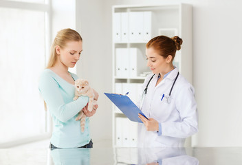 woman with cat and doctor at vet clinic © Syda Productions