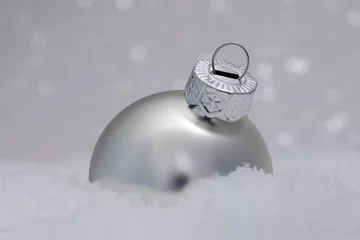 Fotobehang een zilver kerstbal in de sneeuw © Hennie36