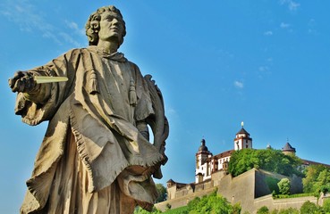 Fototapeta na wymiar Brückenfigur in Würzburg