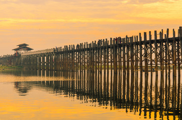 Fototapeta premium Ubein Bridge at sunrise, Mandalay, Myanmar