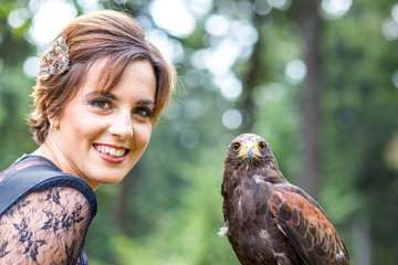 Die Dame mit dem Wüstenbussard