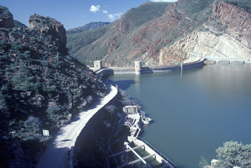 Theodore Roosevelt Dam at Theodore Roosevelt Lake, AZ - obrazy, fototapety, plakaty