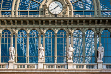 Zicht op dag van de klok die zich aan de buitenkant van de treinstationterminal Boedapest - Keleti, Hongarije bevindt