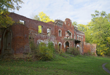 Fototapeta premium Руины особняка усадьбы Врангелей сентябрьским днем. Торосово, Ленинградская область