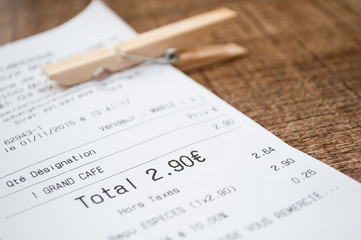 détail ticket d'un grand café en terrasse 