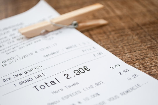 d&eacute;tail ticket d'un grand caf&eacute; en terrasse 