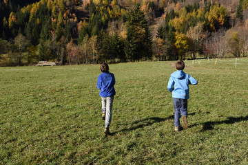 bambini nella natura gioia correre saltare divertimento bambino