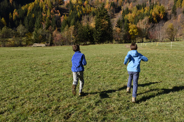 bambini nella natura gioia correre saltare divertimento bambino