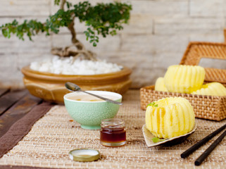 Fototapeta na wymiar Traditional asian rice cake with honey and green tea 