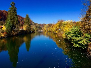 Fototapeta na wymiar Loisach im Herbst fließt durch Wolfratshausen