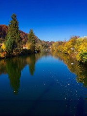 Loisach in Wolfratshausen im goldenen Herbst