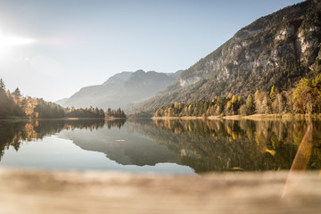 Reintaler See im Herbst in Tirol mit Steg - obrazy, fototapety, plakaty