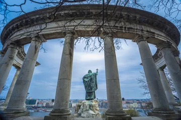 Cercles muraux Monument artistique St. Gellert statue and the view of Budapest from the Gellert Hill, Budapest, Hungary