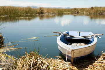 Obraz premium Wooden Boat on Uros Islands - Lake Titicaca - Peru