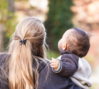 Mutter zeigt ihrem Baby die Natur