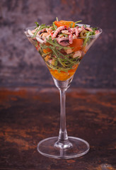 Морской салат в бокале.