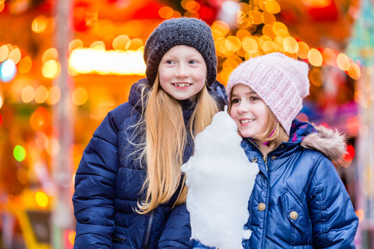 Kinder essen S&uuml;ssigkeiten auf Weihnachtsmarkt