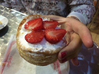 mujer disfrutando un pastel de fresas