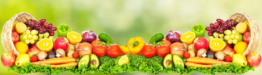 Crédence de cuisine en verre imprimé Légumes Fruits and vegetables over green background.