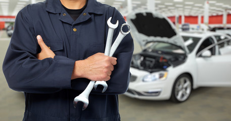 Obraz premium Ręka mechanika samochodowego w serwisie auto.