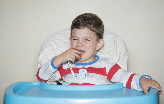 Ni&ntilde;o sentado en la silla de comer