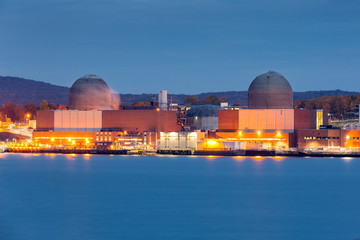 Obraz premium Nuclear power plant on the Hudson River, north of New york City
