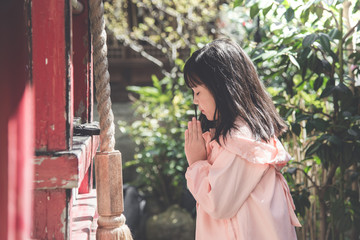 asian girl is praying