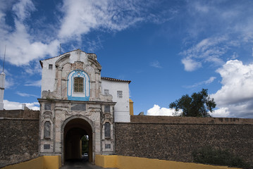 Fototapeta na wymiar Puertas de entrada a la antigua ciudad de Elvas, Portugal