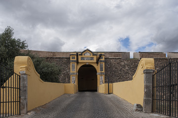 Puertas de entrada a la antigua ciudad de Elvas, Portugal