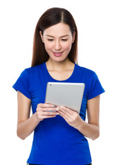 Fototapeta premium Young Woman use of the tablet pc