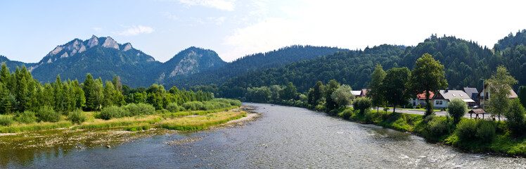 Fototapeta na wymiar Panorama of Dunajec and Pieniny mountains, Poland