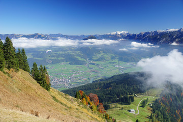 Paraglider fliegt der herrlichen Landschaft entgegen