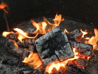 Костёр с красным пламенем и чёрными углями
