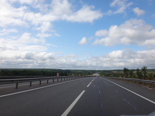 Автострада под голубым небом с облаками