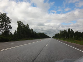 Fototapeta premium Автострада под голубым небом с облаками