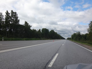 Fototapeta premium Автострада под голубым небом с облаками