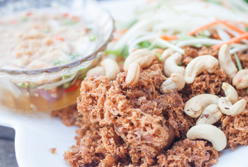 Spicy crispy tuna with green mango salad