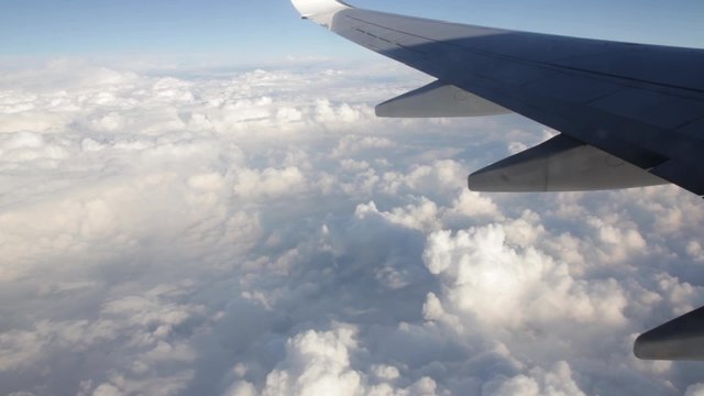 Ausblick aus dem Flugzeugfenster auf Wolkendecke