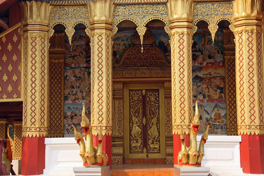 Laos, entrée d'un temple bouddhiste à Luang Prabang