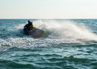Abwaschbare Fototapete Wasser Motorsport Silhouette des Mannes auf Jetski auf See