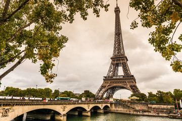 Fototapeta na wymiar Tour Eiffel et pont d'Iena à Paris, France