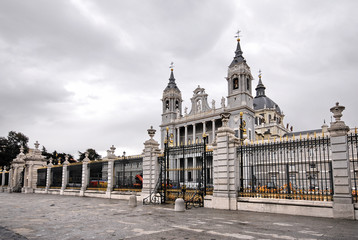 Fototapeta na wymiar Madrid, cattedrale dell'Almudena