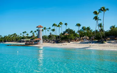 Photo sur Plexiglas Plage tropicale Île tropicale paradisiaque en République dominicaine. Sable blanc, mer bleue, ciel clair et phare à terre
